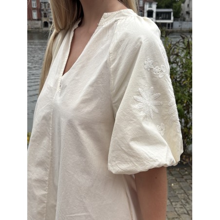 Robe courte à manches bouffantes brodées beige Christelle