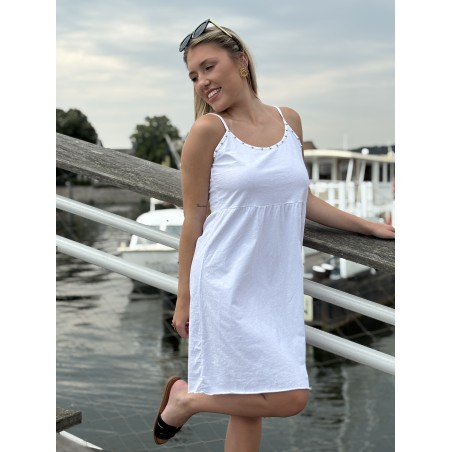Robe courte à fines bretelles et détails cloutés blanche Sophie