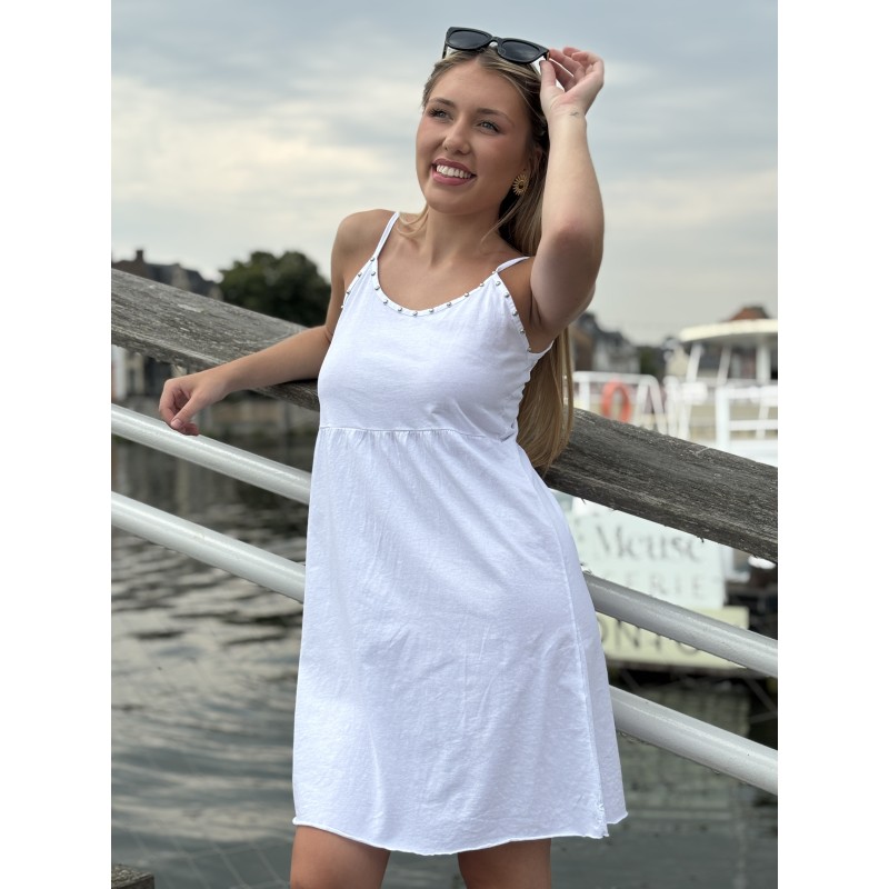 Robe courte à fines bretelles et détails cloutés blanche Sophie