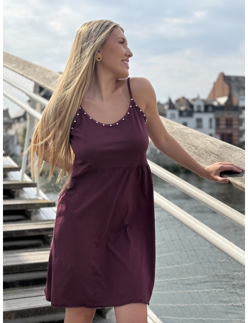 Robe courte à fines bretelles et détails cloutés bordeaux Sophie