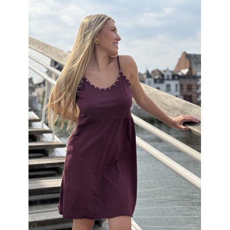 Robe courte à fines bretelles et détails cloutés bordeaux Sophie